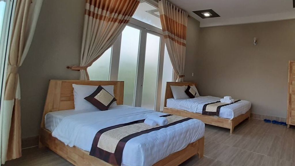 Phòng rất thoáng, sàn nhà lát gỗ