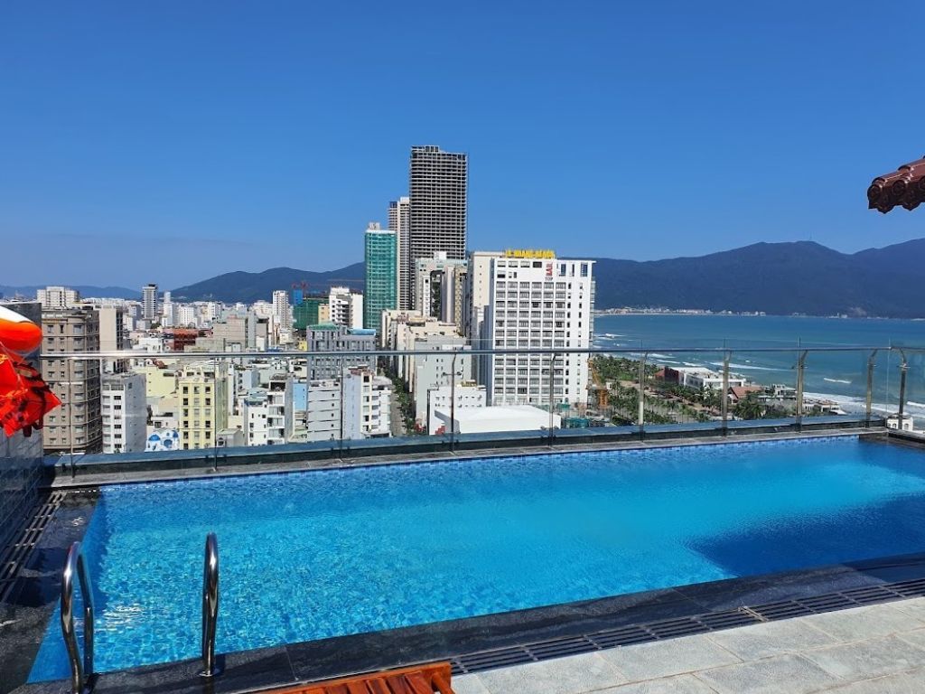 Bể bơi ngoài trời tại Hùng Anh Đà Nẵng