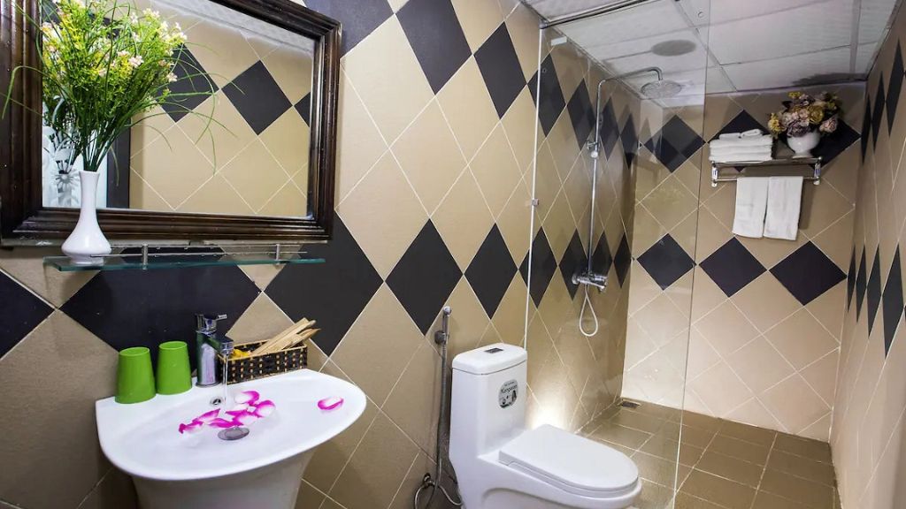 Không gian phòng tắm của Hương Sơn Hotel 3* Sapa