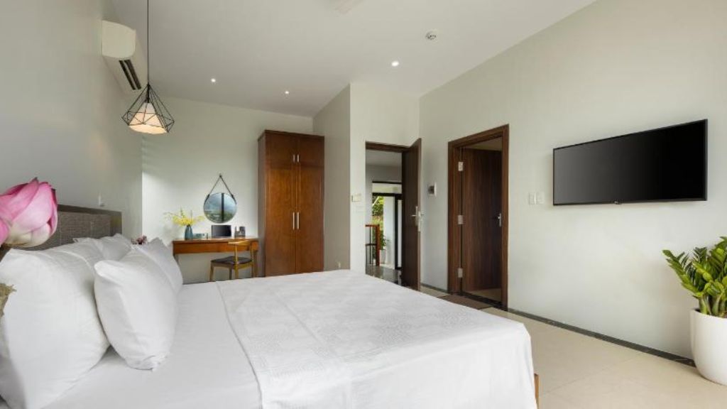 Ivory Villa Premium 4 phòng ngủ - hướng vườn có bể bơi