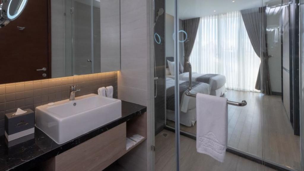 Phòng tắm vách kính tại khách sạn.