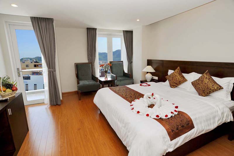 Phòng Deluxe Hướng Phố  - 1 Giường đôi