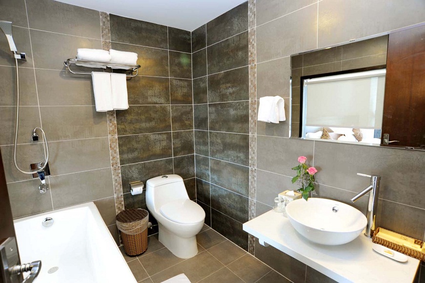 Phòng Tắm -  Phòng Deluxe Hướng Phố