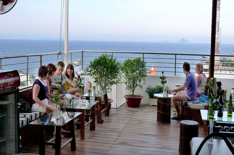 Quầy Bar Trên Sân Thượng Hà Nội Golden Hotel Nha Trang