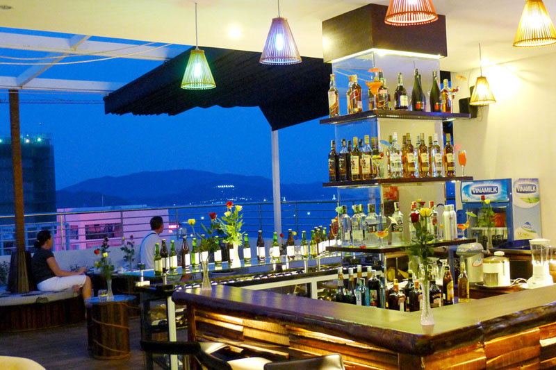 Quầy Bar Với Tầm Nhìn Ra Biển Hà Nội Golden Hotel Nha Trang