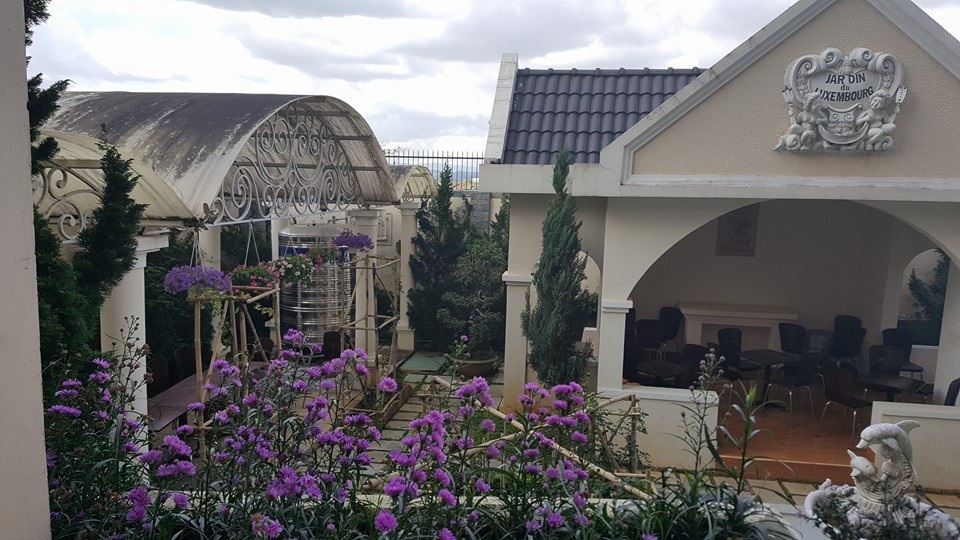 Khuôn Viên Khách sạn Le Petit Paris Đà Lạt
