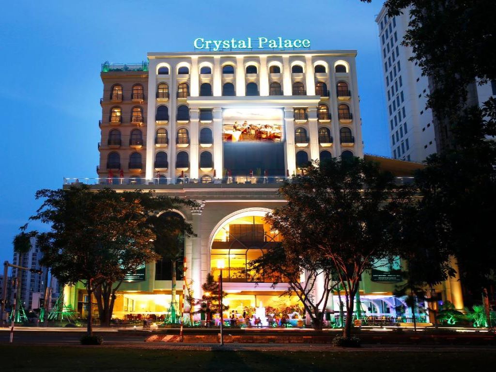 Toàn cảnh Merperle Crystal Palace Hotel buổi tối