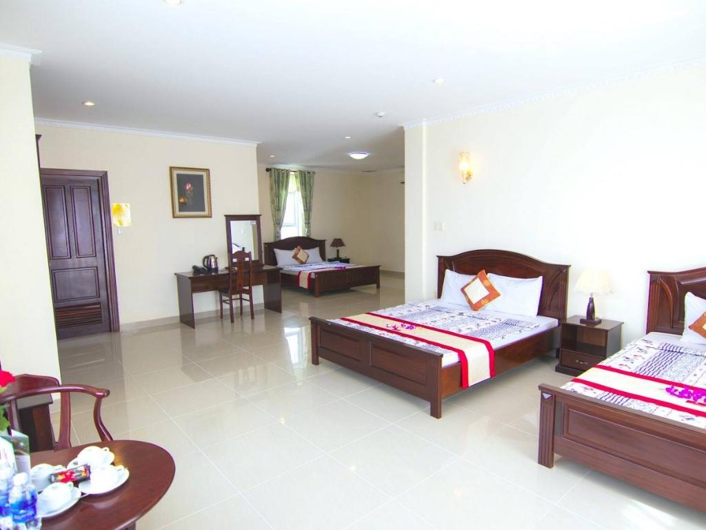Phòng 2 giường đôi và 1 giường đơn tại Minh Đạm Vũng Tàu