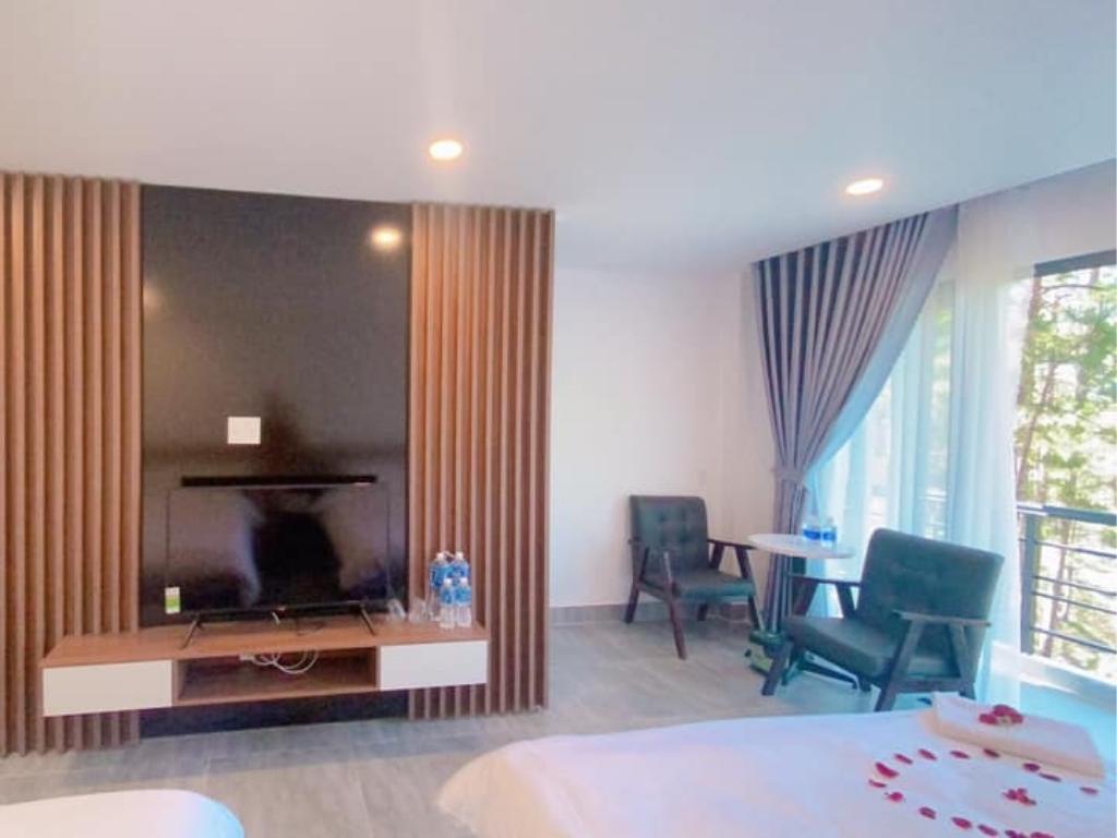 Không gian bên trong phòng Bungalow 4 khách tại khách sạn Minh Tâm