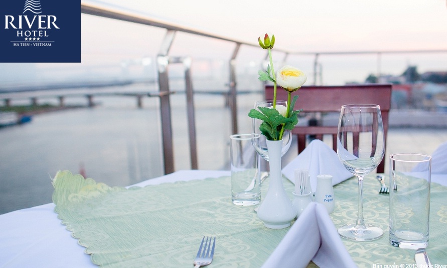 Nhà Hàng Trên Sông