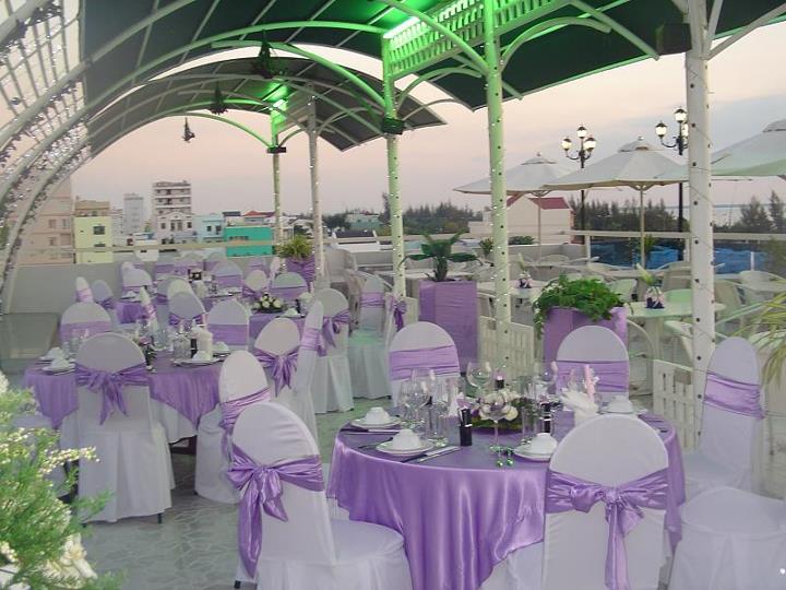 Nhà Hàng Sân Vườn