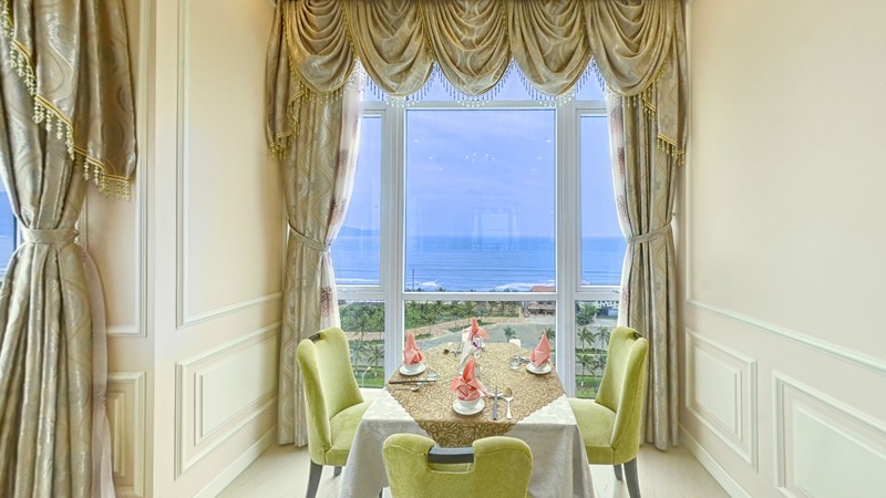 Nhà Hàng Khách Sạn