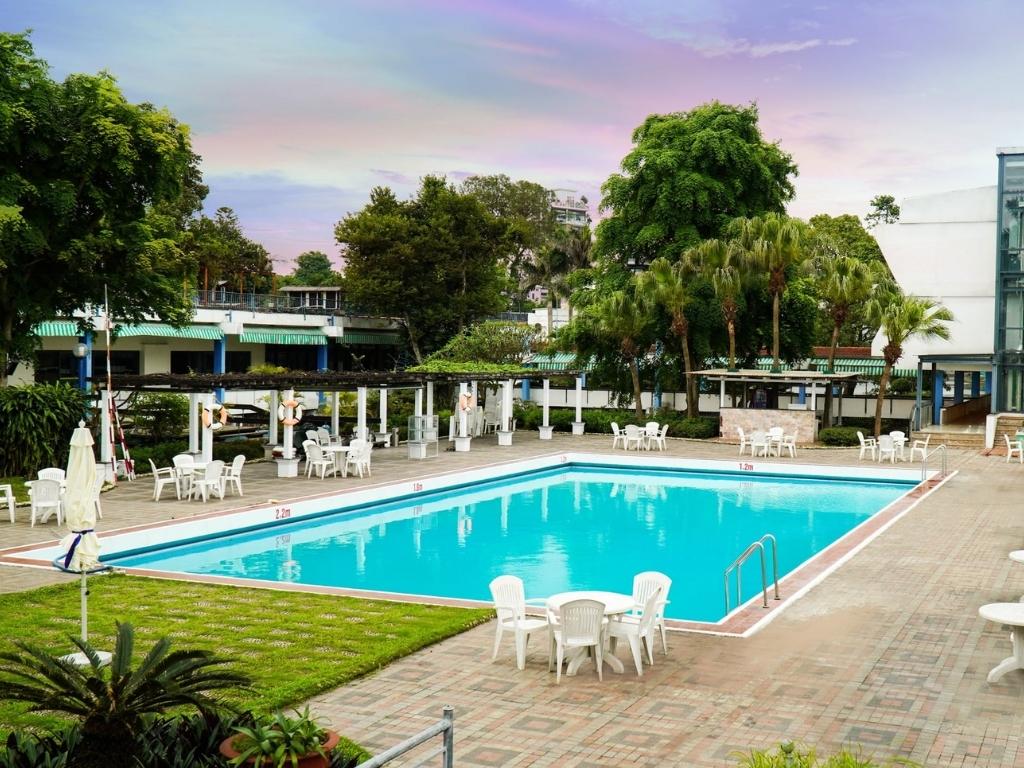 Không gian bể bơi khách sạn Thắng Lợi Hà Nội