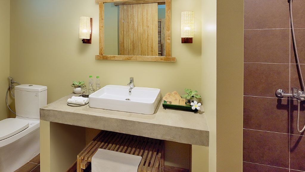 Phòng tắm thiết kế với tone màu chủ đạo vàng cam