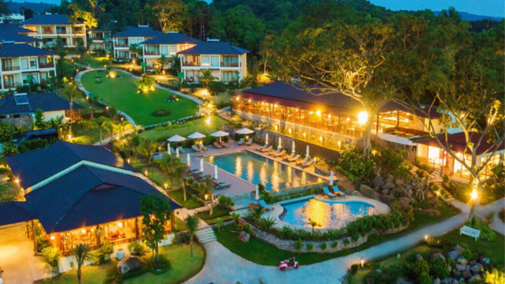 Toàn cảnh L'Azure Resort and Spa Phú Quốc về đêm