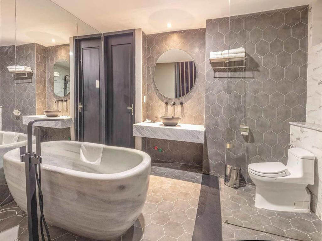 Bathroom Khách sạn Len's Đà Lạt