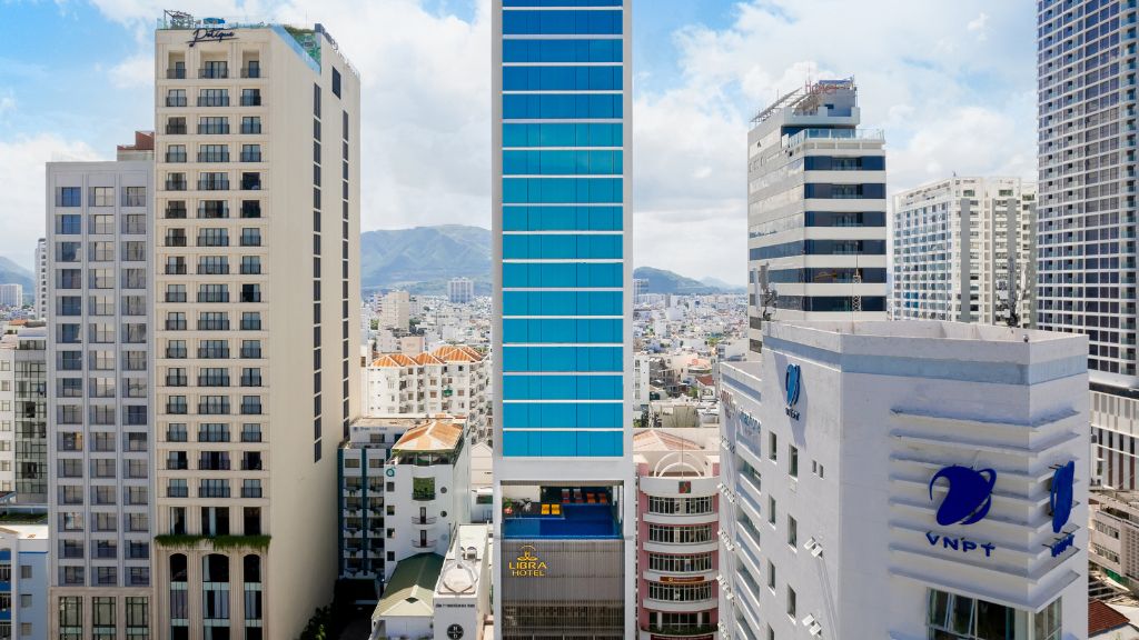 Khách sạn phía trực diện