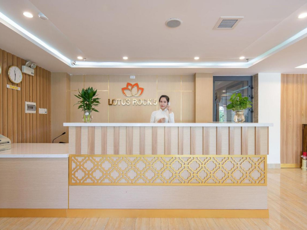 Lễ Tân Lotus Rock Đà Nẵng Hotel