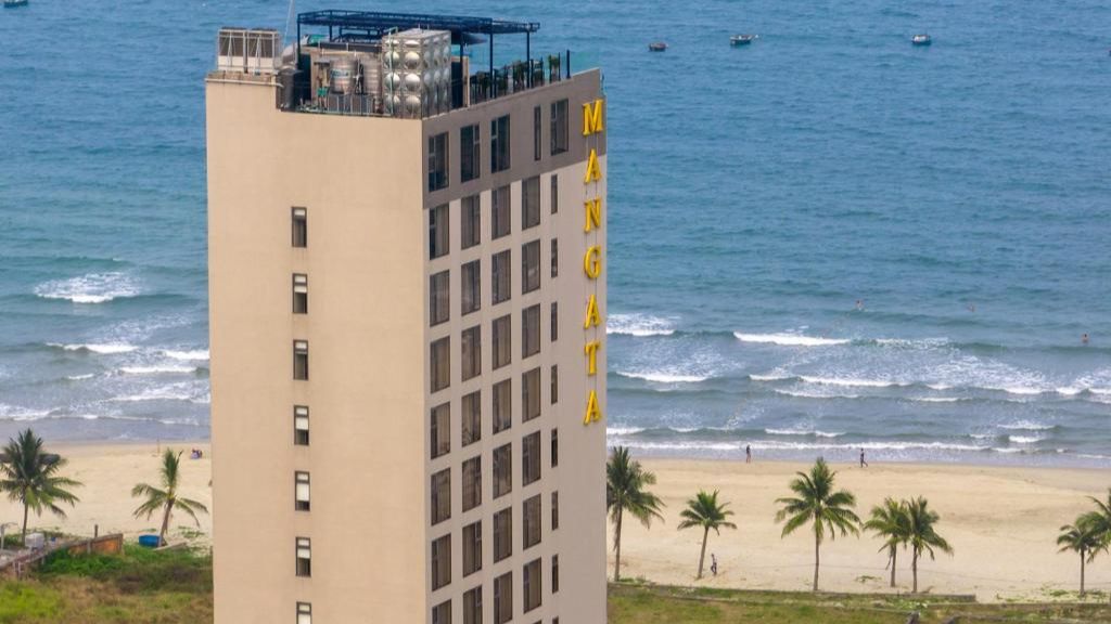 Khách sạn nằm ngay trước biển