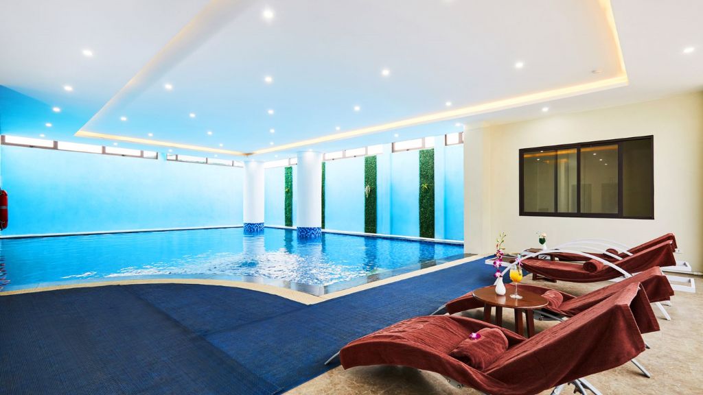 Bể bơi trong nhà tại khách sạn
