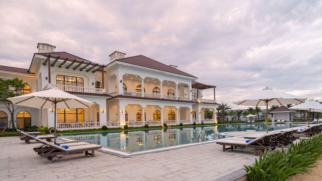 Bể bơi chung tại Melia Vinpearl Phú Quốc