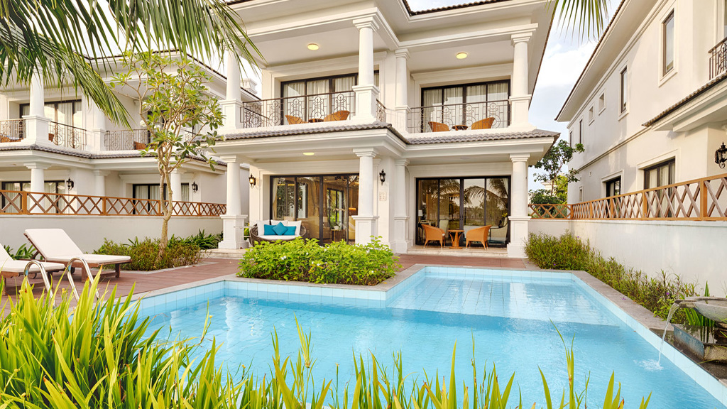 Bể bơi riêng rộng lớn