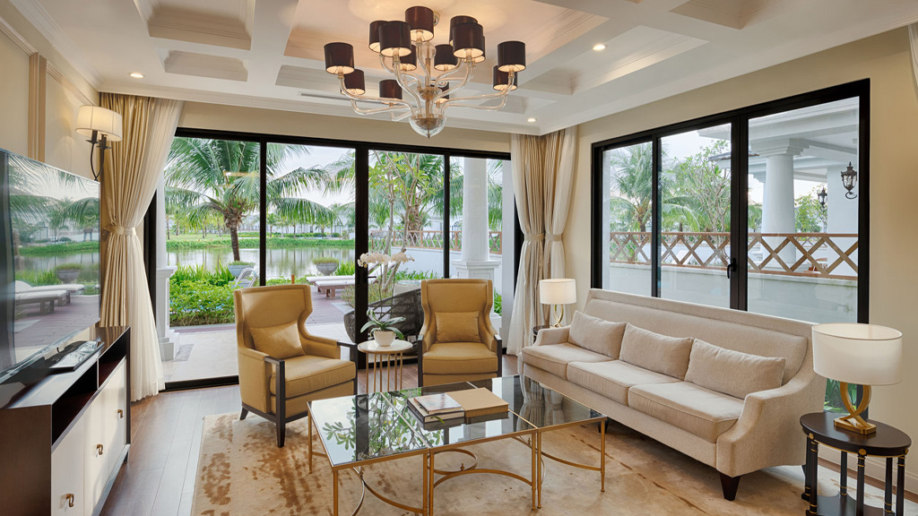 Phòng khách hướng hồ sang trọng