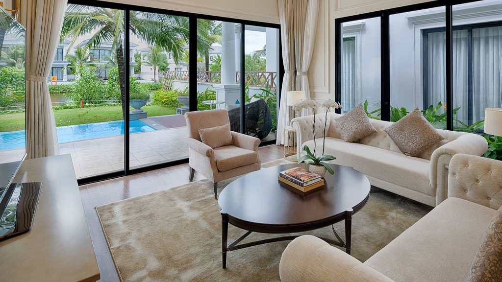 Phòng khách sạng trọng với bể bơi riêng