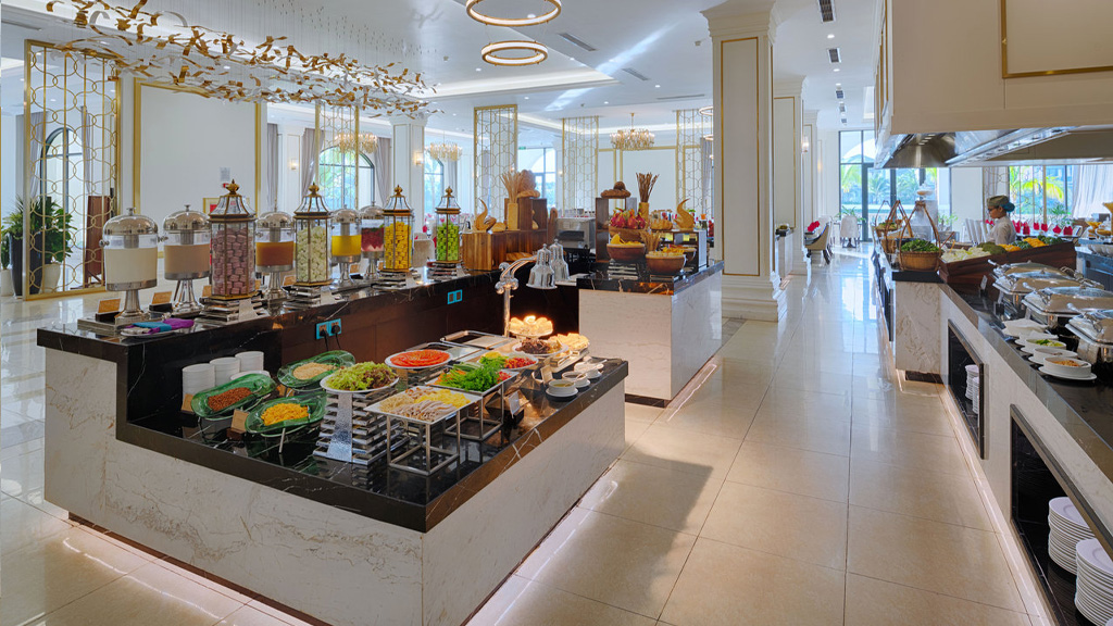 Quầy buffet đa dạng món ăn Á   Âu