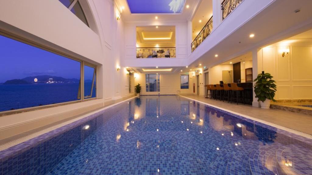 Bể bơi trong khách sạn