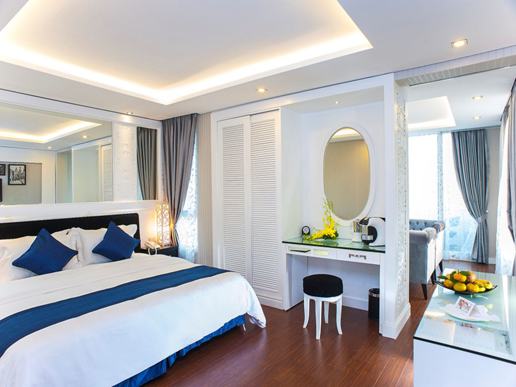 Phòng Deluxe Double with City view Tại Minerva Church Hà Nội Hotel