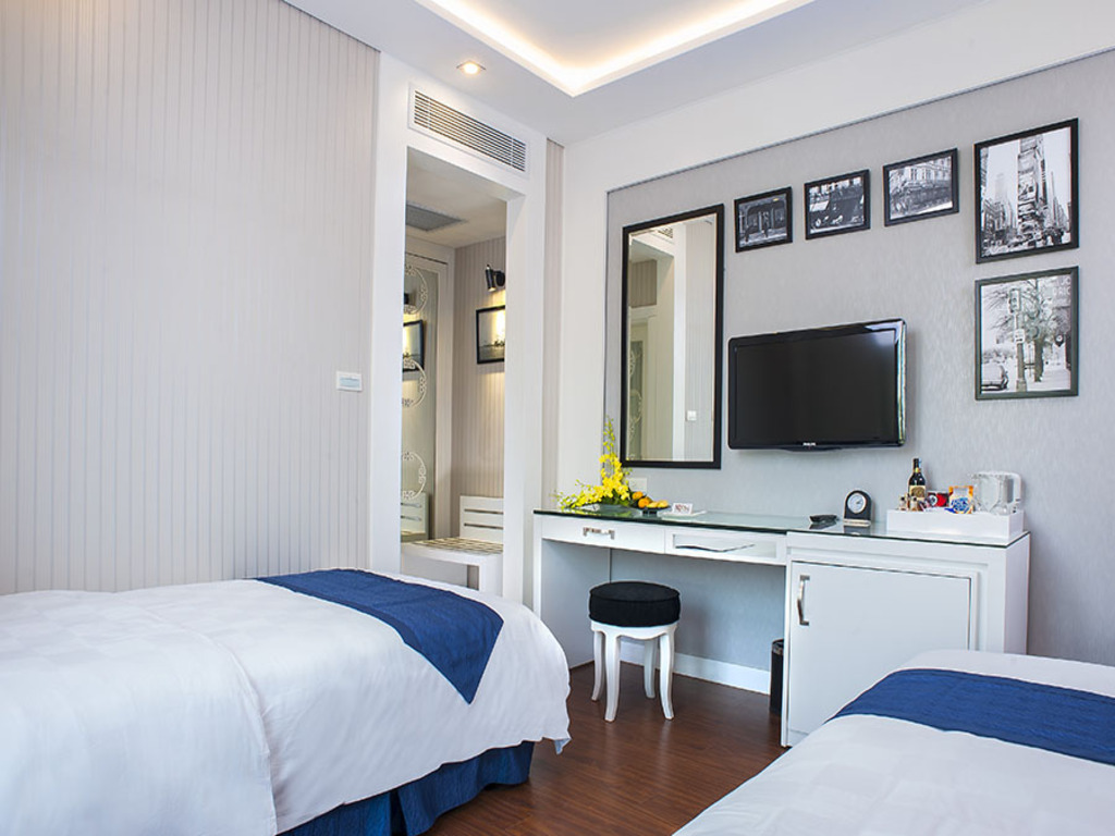 Phòng Deluxe Double with Windows Tại  Minerva Church Hotel Hà Nội