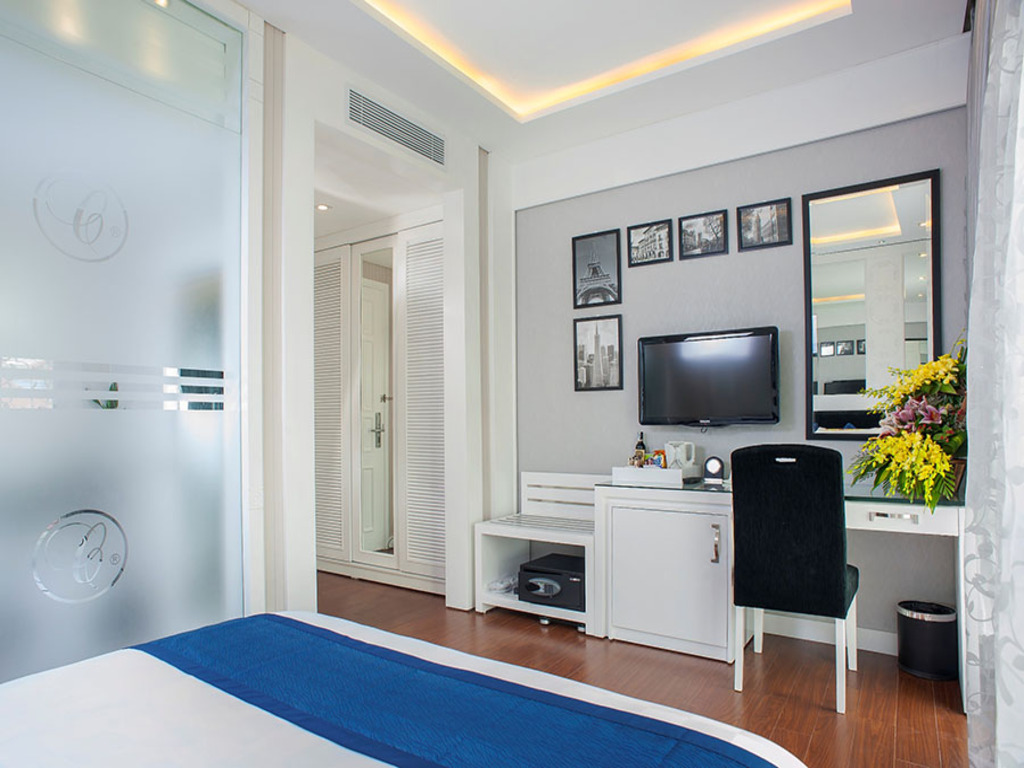 Phòng Deluxe Double with Windows Tại Hà Nội Minerva Church Hotel