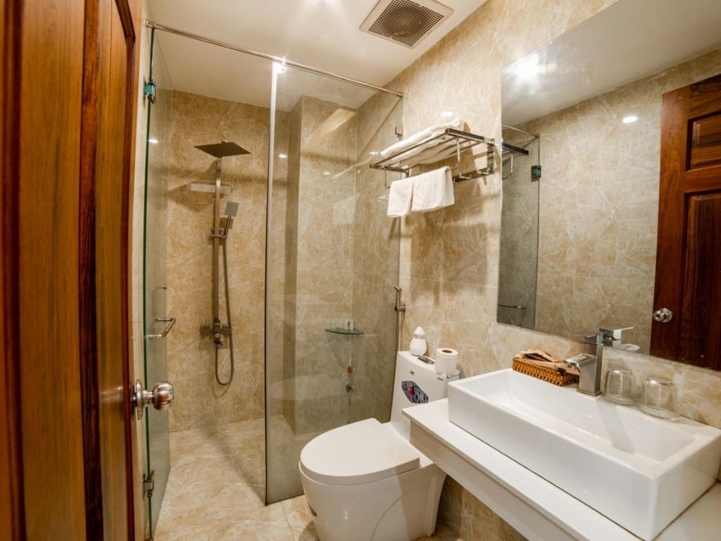 Phòng tắm tại Hotel Mira Ngô Mây 2*