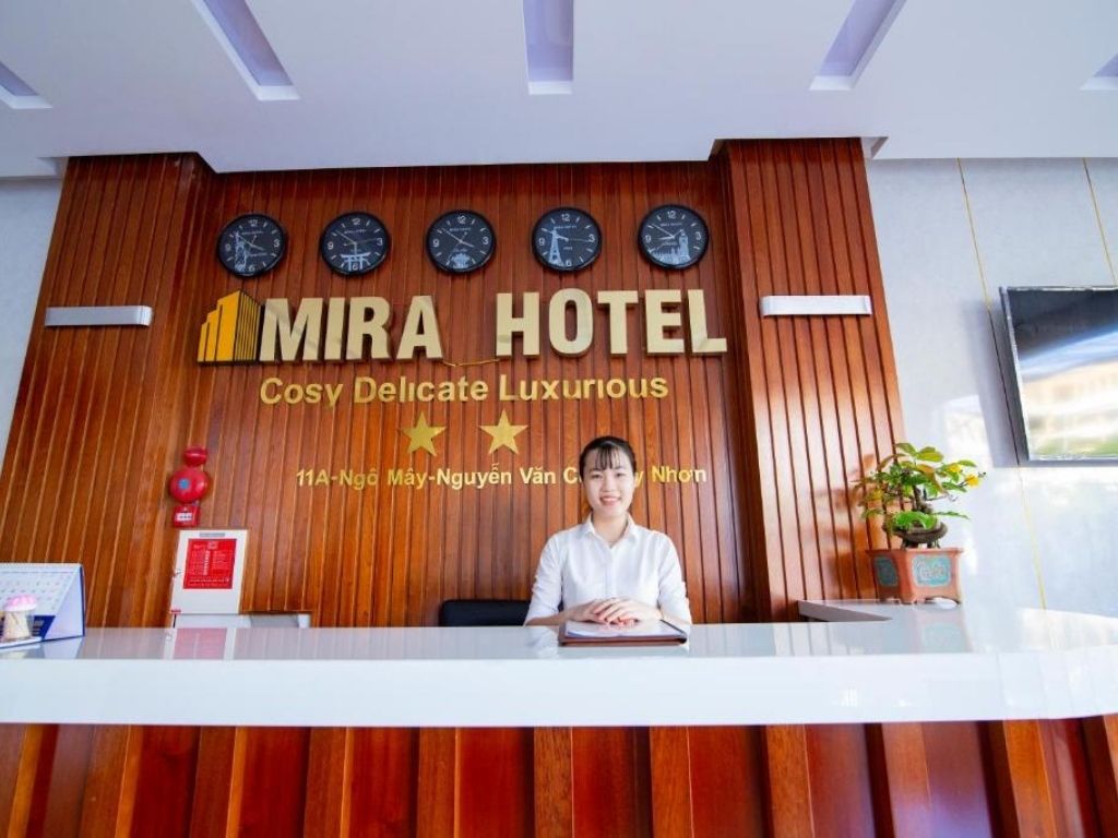 Quầy lễ tân tại 2* Hotel Mira Ngô Mây