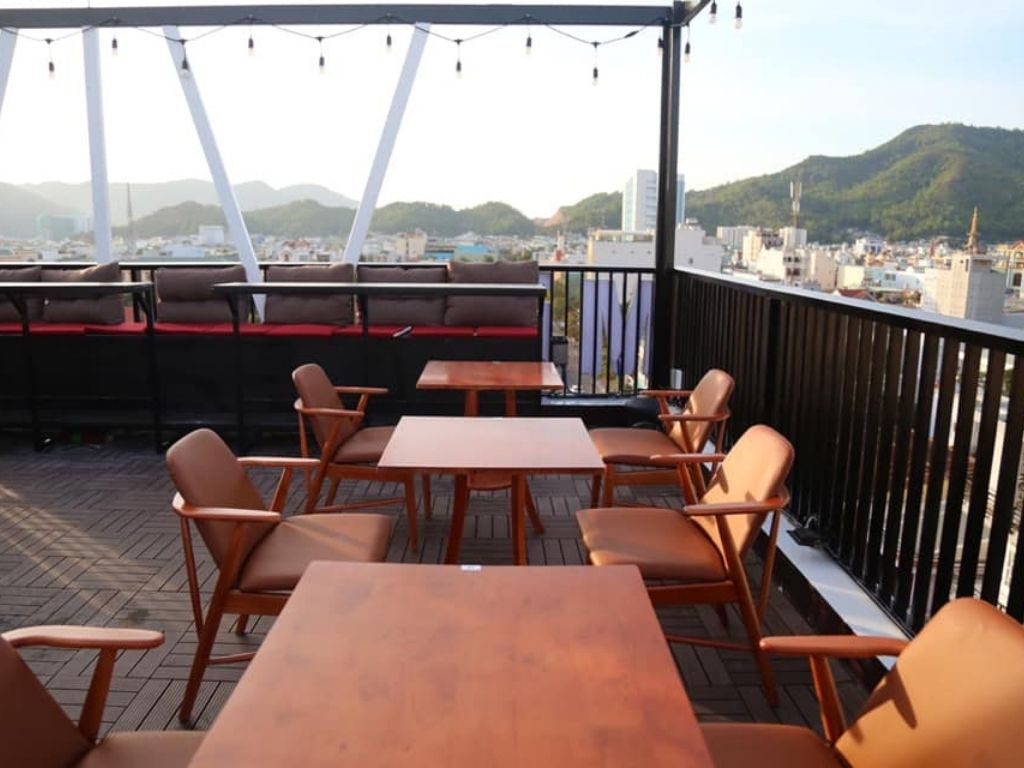 Quán Cafe trên sân thượng tại khách sạn Mira Ngô Mây
