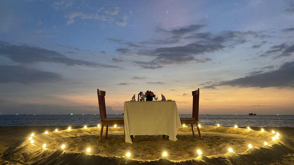 Bữa tối lãng mạn ngoài bãi biển