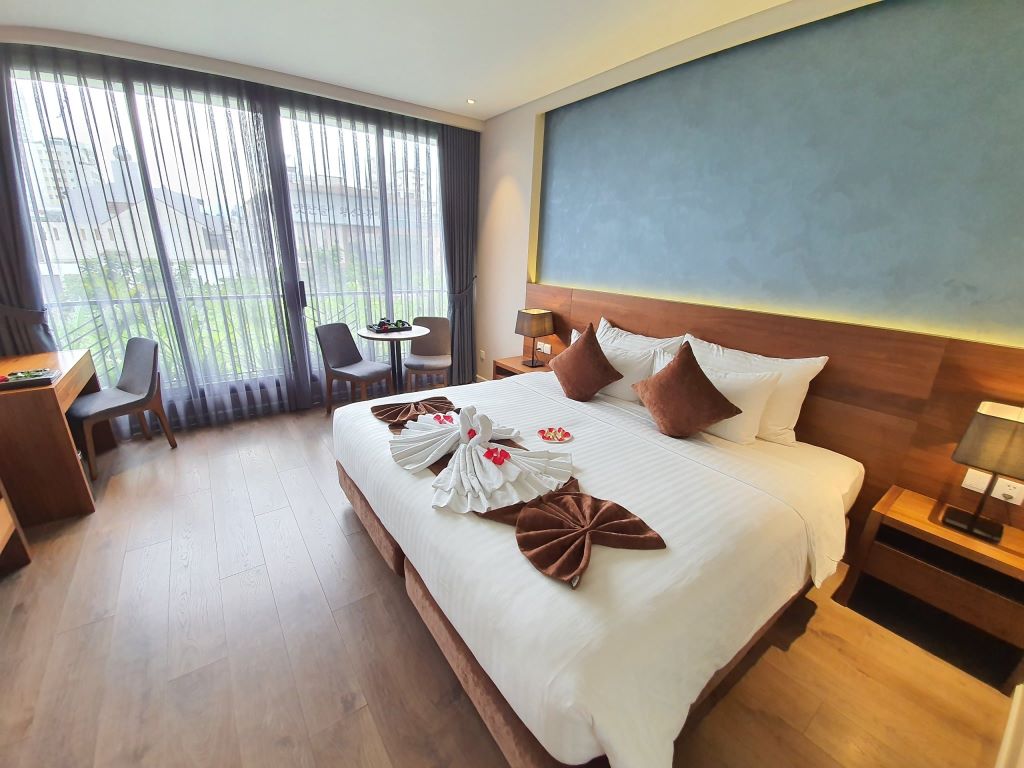Phòng Deluxe Double/Twin with Balcony Orchid Hotel 3*
