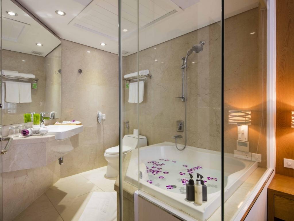 Phòng tắm hạng phòng Paradise Suite tại Paradise Saigon Boutique Hotel & Spa