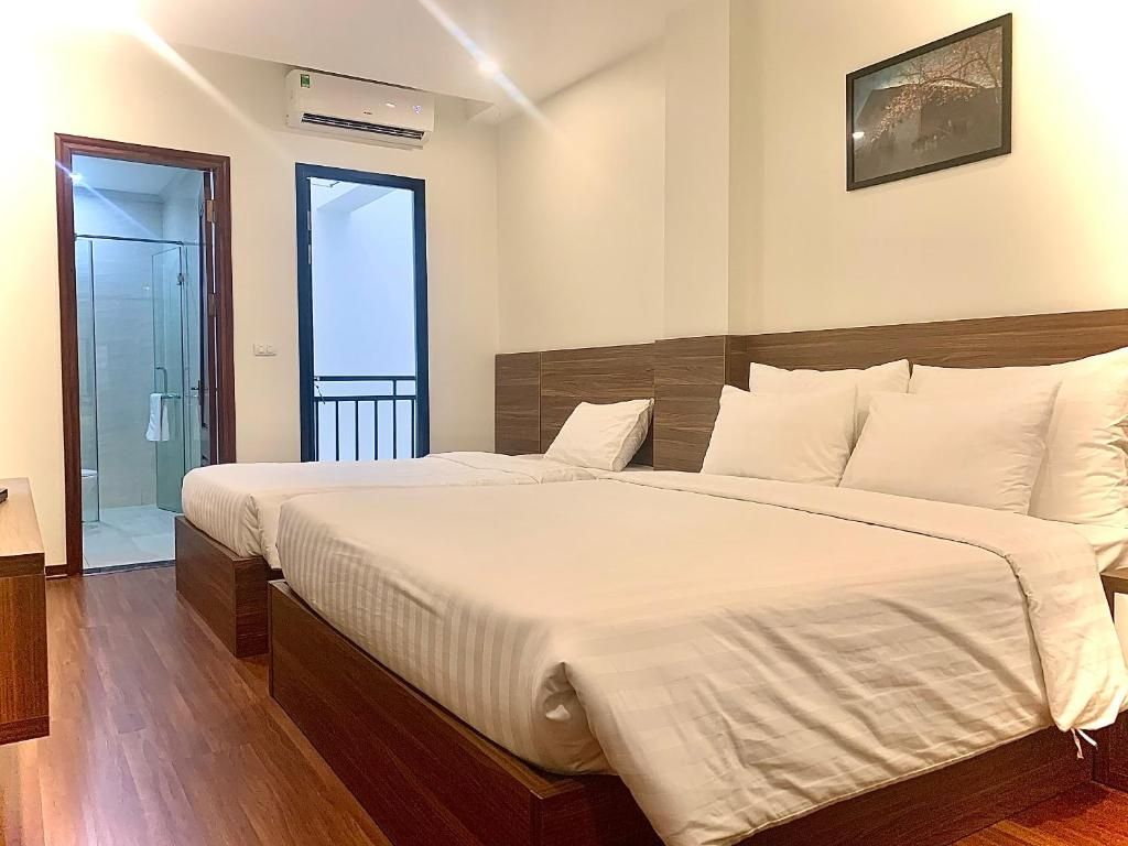 Phòng Deluxe Triple tại Paragon Nội Bài Hotel 3*