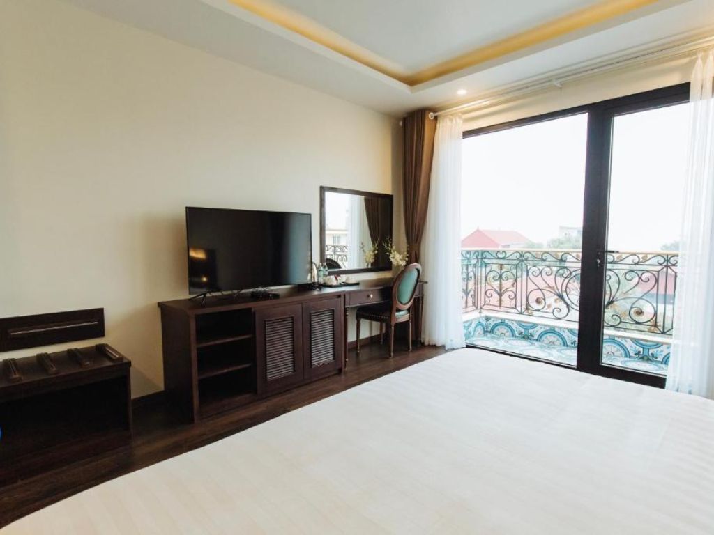 Phòng Premium Suites with Balcony tại Paragon Nội Bài