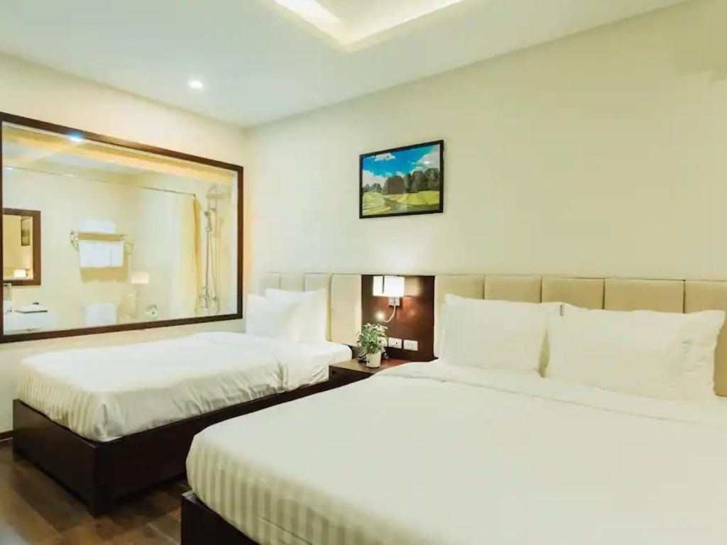 Phòng Deluxe Triple tại Hotel Paragon 3*