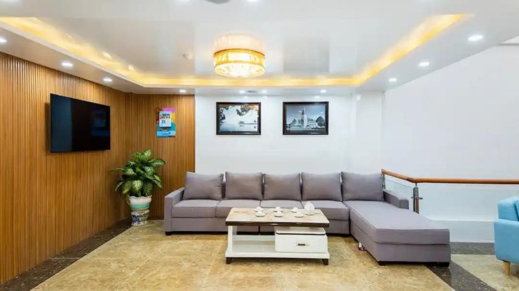 Sảnh khách sạn và quầy lễ tân tại Phố Hoa Hotel Đà Lạt