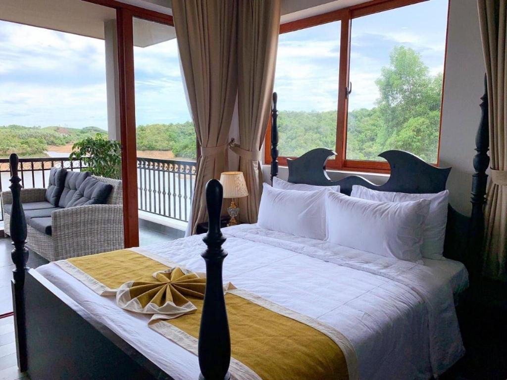 Phòng Triple Room with Pool View tại Phong Nha Lake House