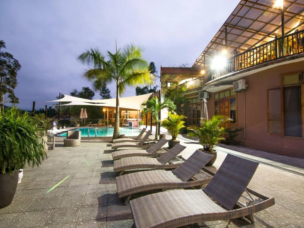 Không gian bể bơi tại Phong Nha Lake House Resort 3 sao