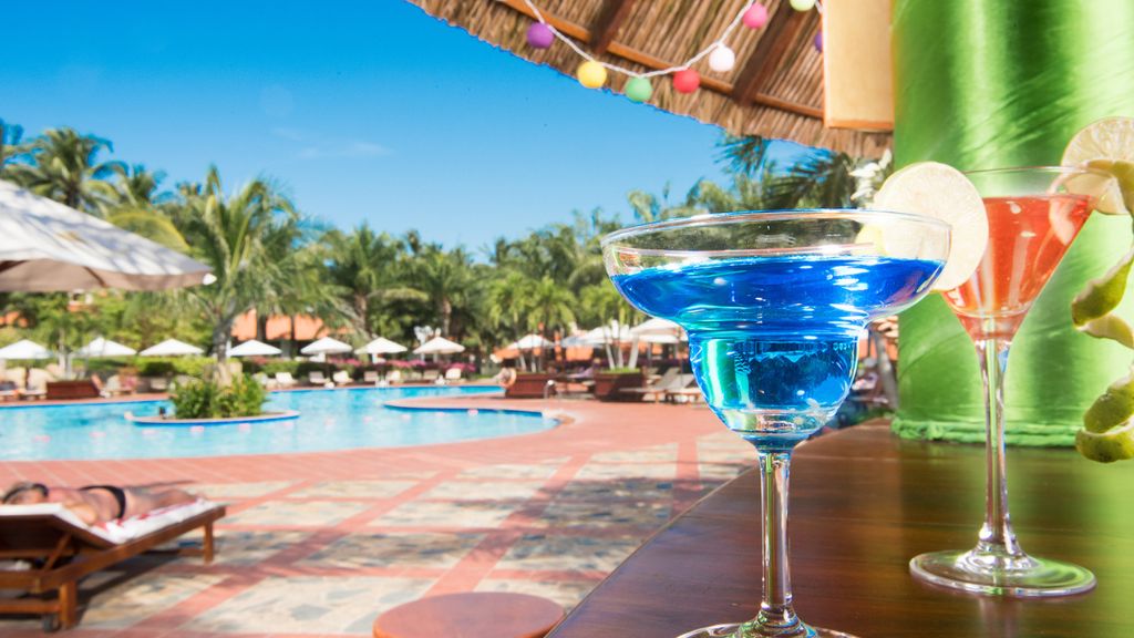 Khu vực quầy bar tại bể bơi