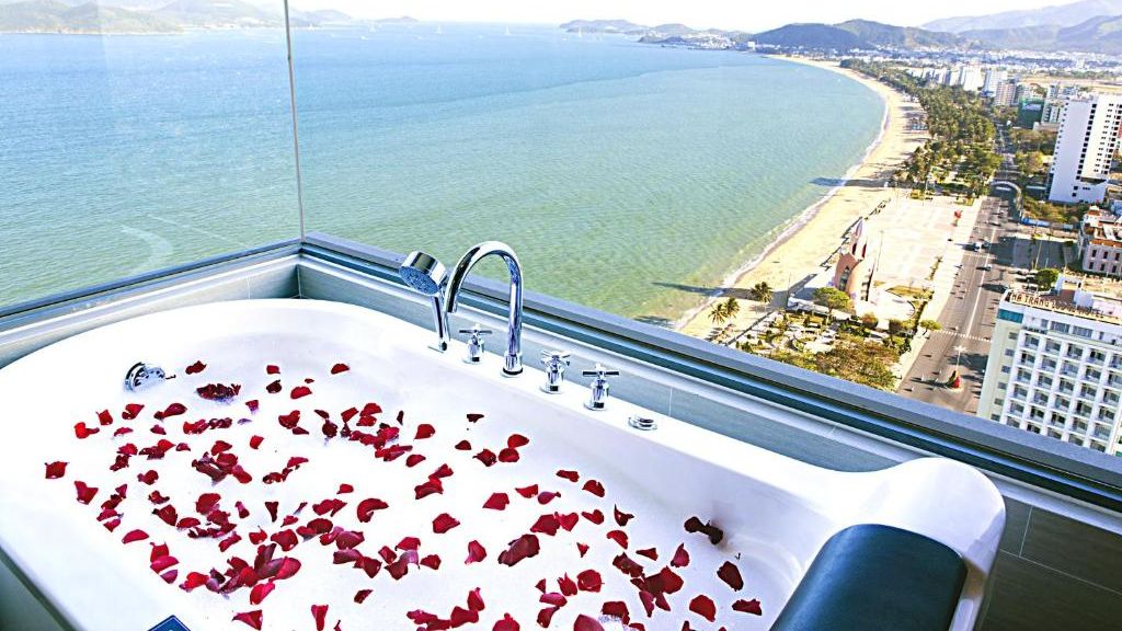 Phòng tắm với view nhìn ra biển