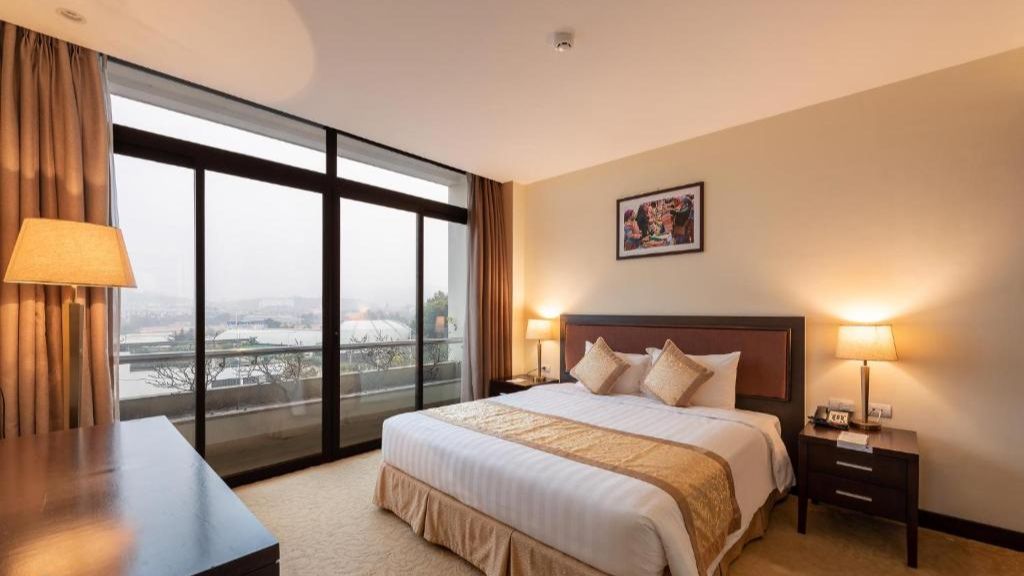 Premier Deluxe Room của Red River View Lào Cai Hotel 4*