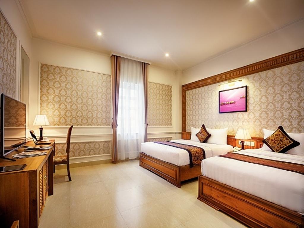 Phòng Deluxe Triple tại khách sạn Riverside 3 sao Quang Binh