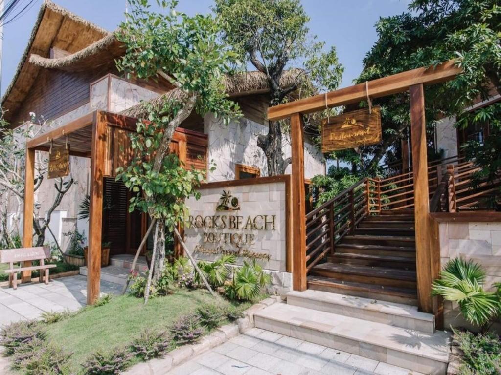 Lối vào Rocks Beach Boutique Bungalows 3 sao